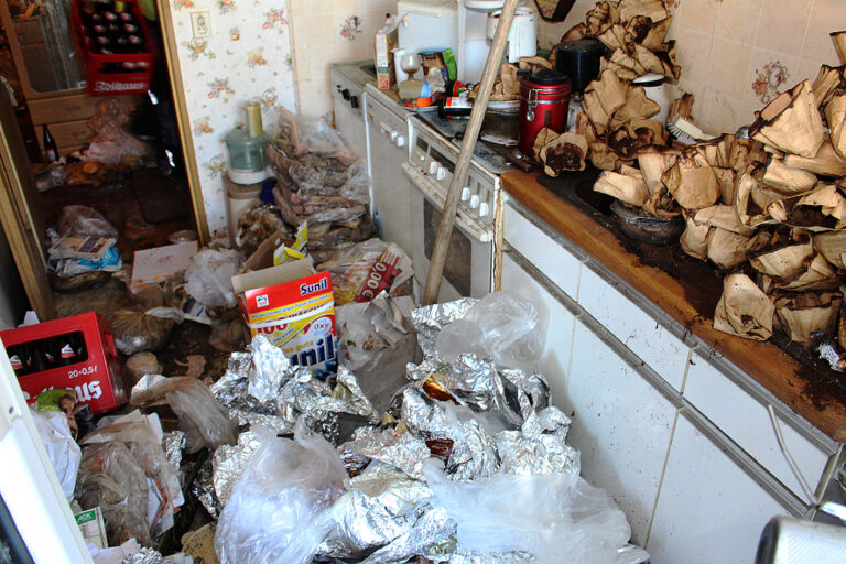 Eine vollgemüllte Messie-Küche.