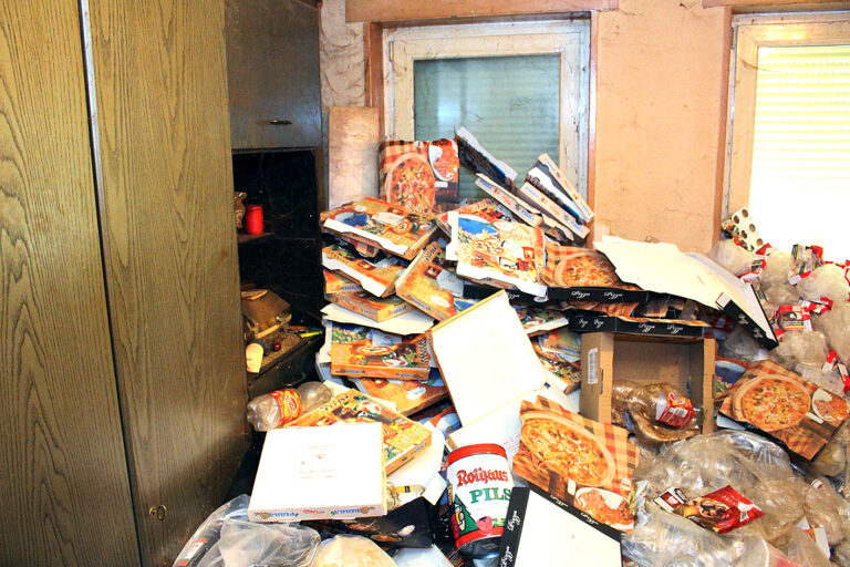 Ein Messie Wohnzimmer. Der Müll stapelt sich 1,5 Meter hoch